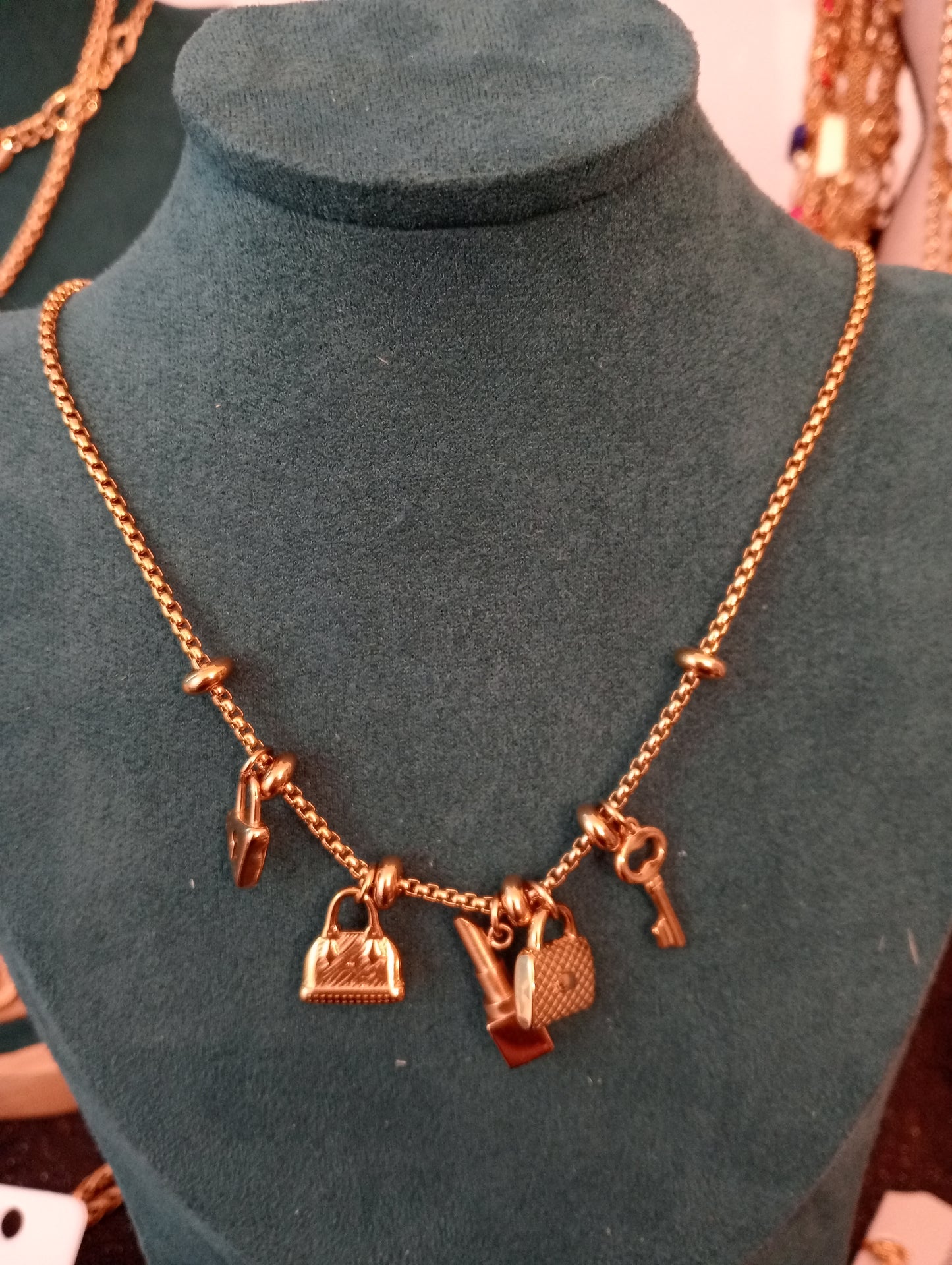 Collier rouge à lèvres