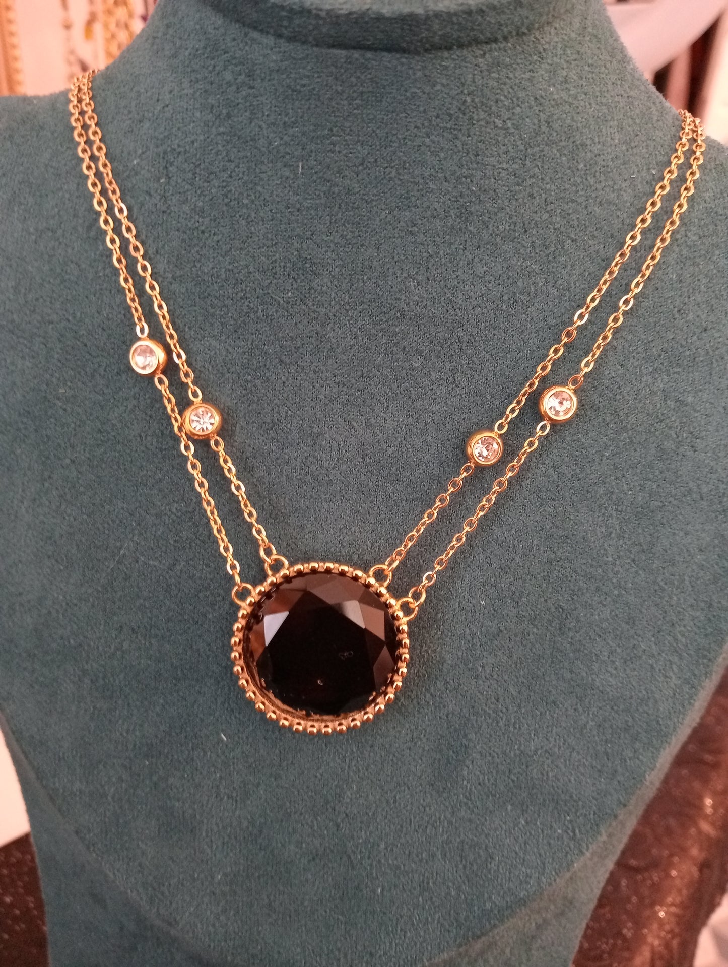 Collier perle. noir.verte.blanche